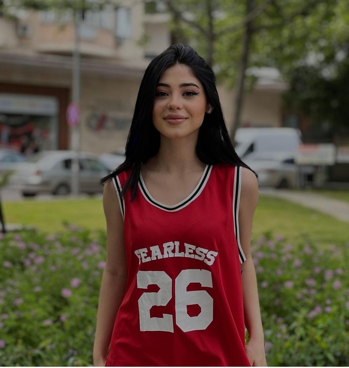 Kurallar gereği bu numaralı oversizeı giymek zorundaydım 😅 başka bisey bulamadın mı demeyin!