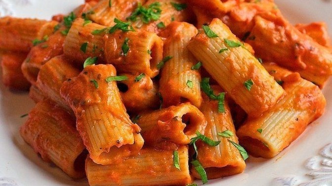 Sade makarna mı seversin soslu makarna mı?