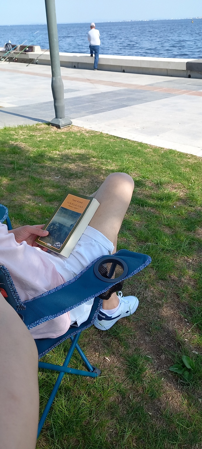Sahilde kitap okurken kombinim nasıl?