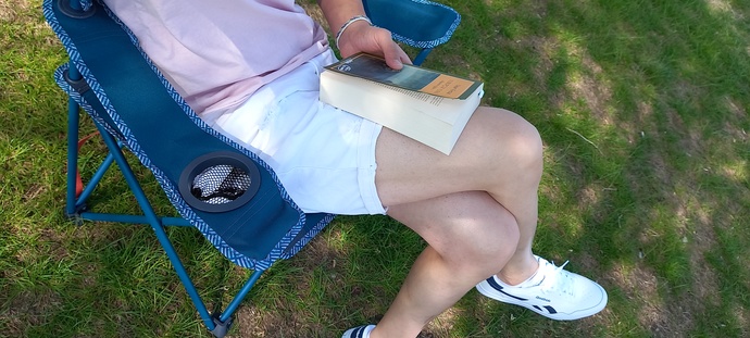 Sahilde kitap okurken kombinim nasıl?
