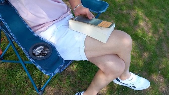 Sahilde kitap okurken kombinim nasıl?