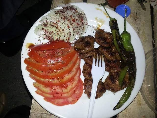 Köfte soğanlı mi yenir soğansiz mi?