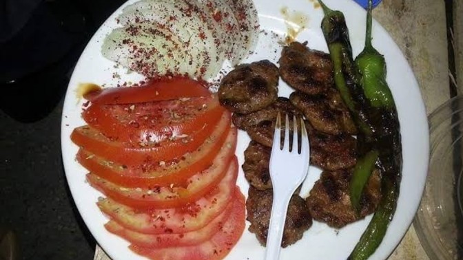 Köfte soğanla mı yenir soğansız mı?
