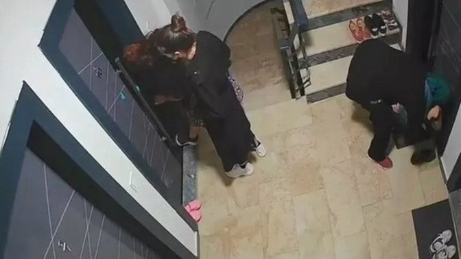 Önce kokluyorlar sonra soyuyorlar! Ayakkabılarınız kokuyor mu?