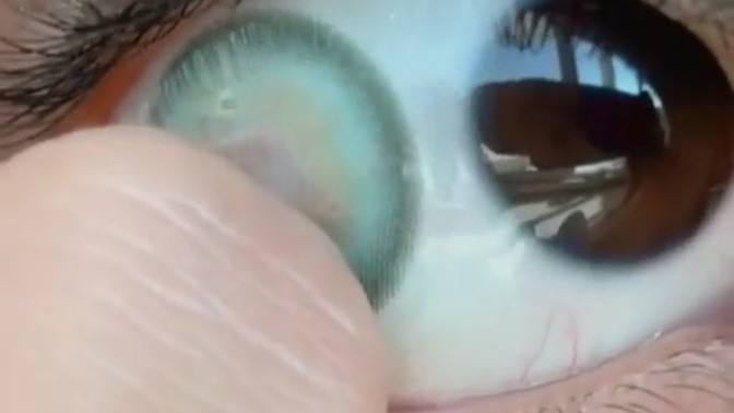 Merhaba, renkli kontak lens önerisinde bulunabilir misiniz?