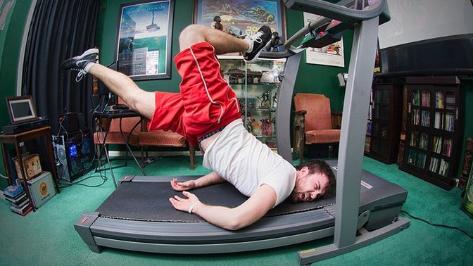 Spor salonunda koşu bandından düşsen ne yaparsın?