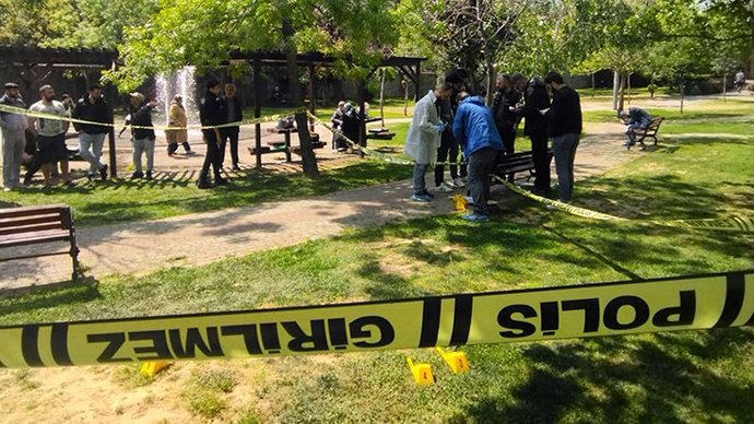 Parkta, gündüz vakti eşini defalarca bıçaklayarak katletti! Cinayetler ne zaman son bulacak?