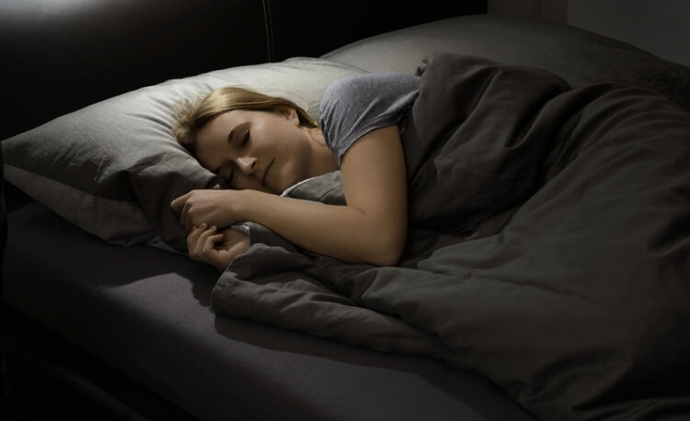 Gece yatarken ışıkları tamamen kapatır mısınız?