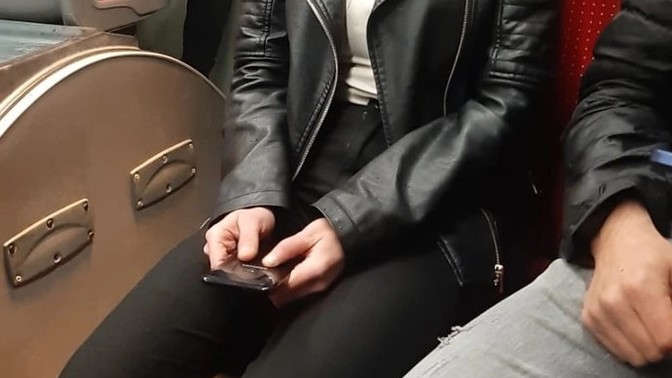 Erkekler neden böyle oturuyorsunuz?