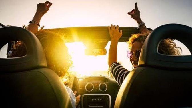 Yolculukta dinlediğiniz müzik listenizde mutlaka yer alan 3 şarkıyı paylaşır mısınız?