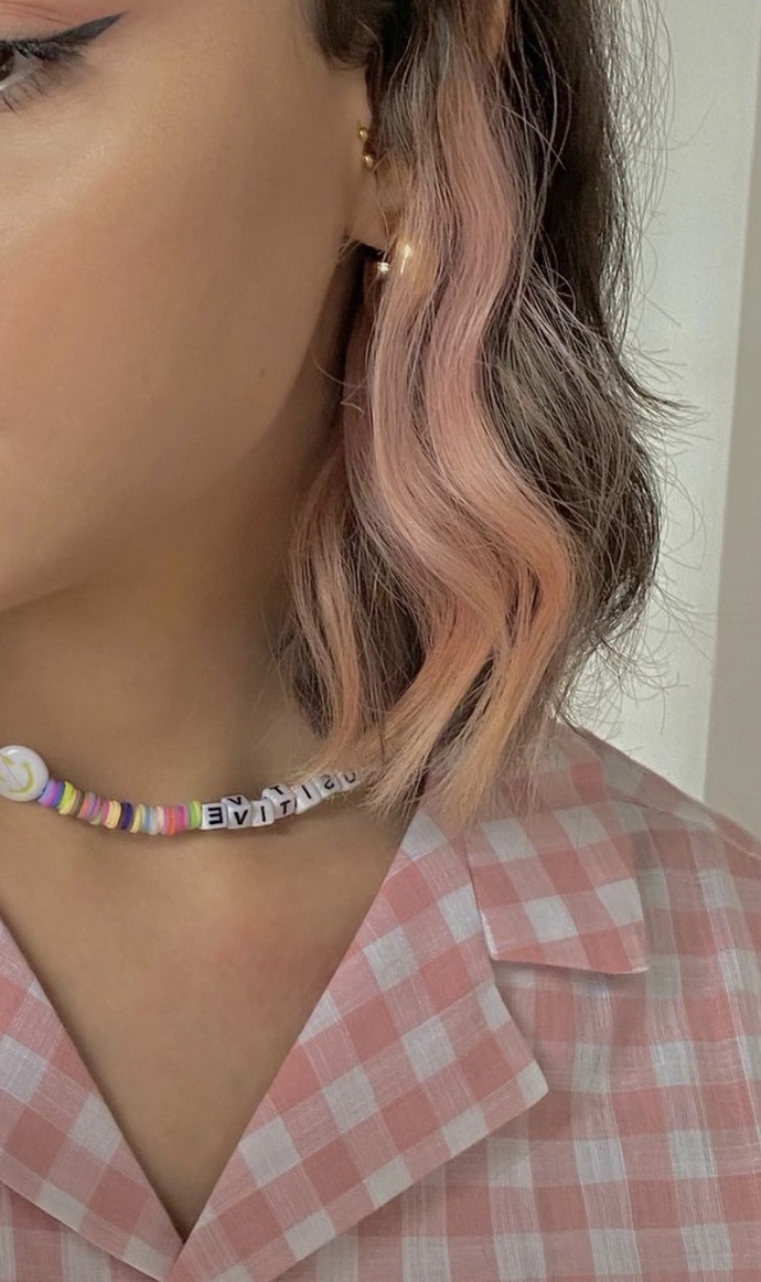 Pembe saç rengi kötü duruyor mu?