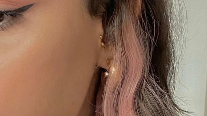 Pembe saç rengi kötü duruyor mu?