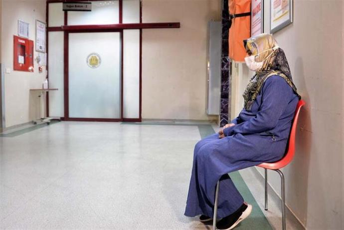 Yoğun bakım kapısında 10 yıldır çocuğunu bekliyor: Beni hissediyor, mutlu oluyor. Sizce annelik ne demektir?