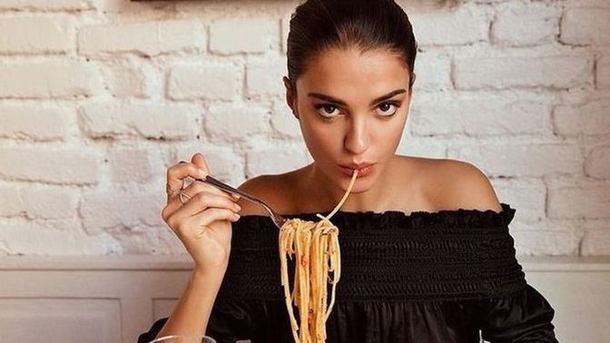 Dışarda spagetti yiyen öz güvenli midir?