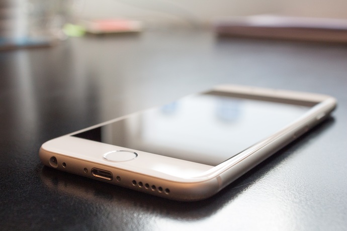 Sevgiliniz ile aynı ortamda telefonu masaya bırakacak cesaretiniz var mı?