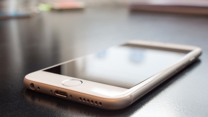 Sevgiliniz ile aynı ortamda telefonu masaya bırakacak cesaretiniz var mı?