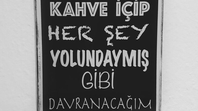 Hiçbir şey yolunda olmadığında, yolundaymış gibi davranıyor musunuz?