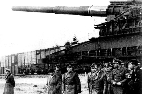 Adolf Hitler Gustav Topunu inceliyor