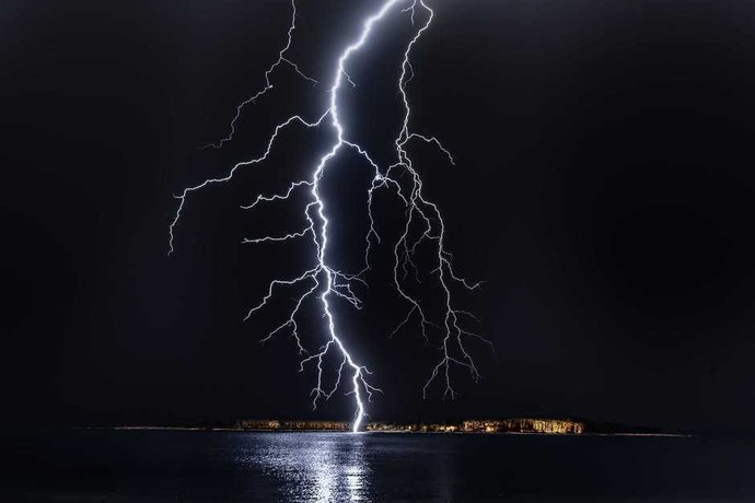 Gece karanlığında bol şimşekli, yıldırımlı bir havada sevgiliniz korksa ne yaparsınız?