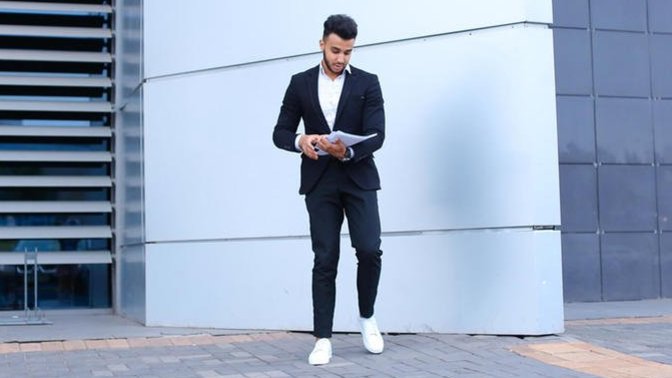 Takım elbisenin altına spor ayakkabı olur mu?