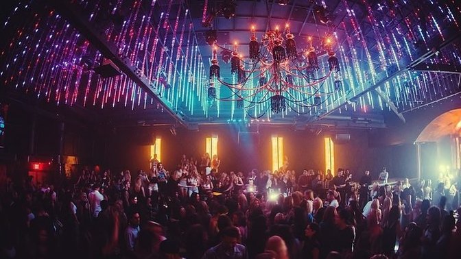 Eşinizin arkadaşlarıyla gece dışarı çıkması sizin için problem oluşturur mu?