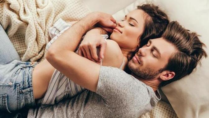 Sevgilinin sarılarak uyuyalım teklifi ne kadar masum kalır?