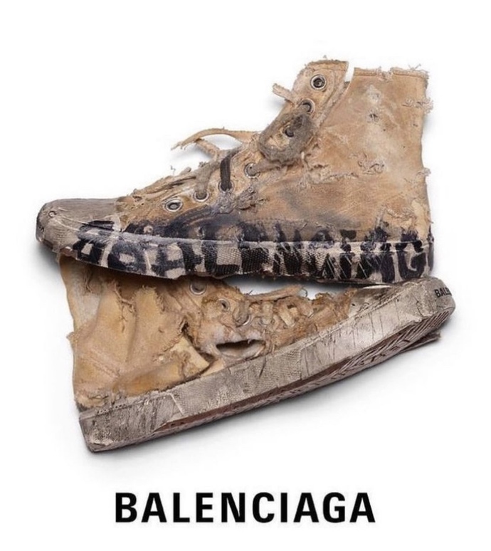 Balenciaga “Paris Sneakers” koleksiyonunu piyasaya 27.750 TL’ye sürdü. Bunu moda diye giyer misiniz?