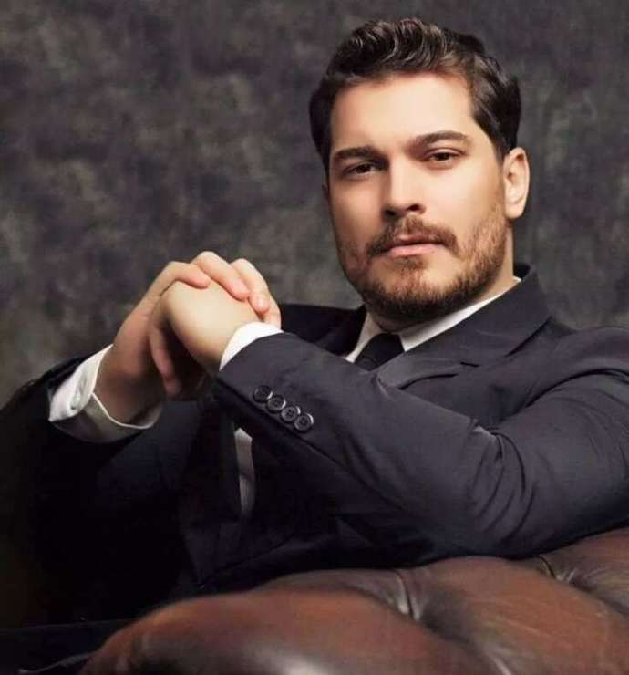 Çok yakışıklı bir erkek otomatik zeki mi olur?