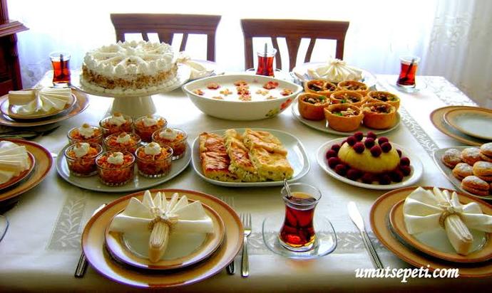 Kız anadan mı görür sofra donatmayı?