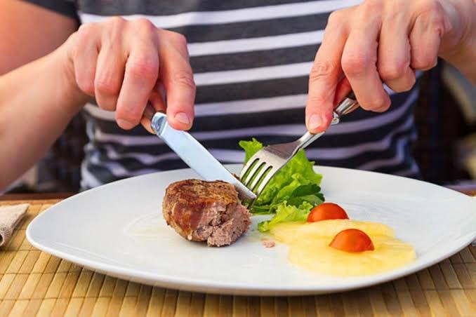 Yemek yerken bıçak kullanır mısınız?