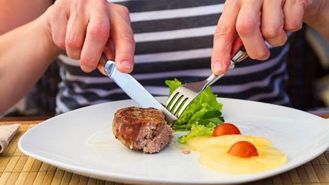 Yemek yerken bıçak kullanır mısınız?