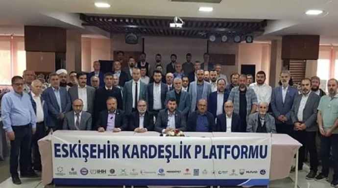 Muhafazakar kuruluşlardan Eskişehirdeki festival iptali için: Kızlı erkekli kalınıyordu. Siz bu konuda ne düşünüyorsunuz?