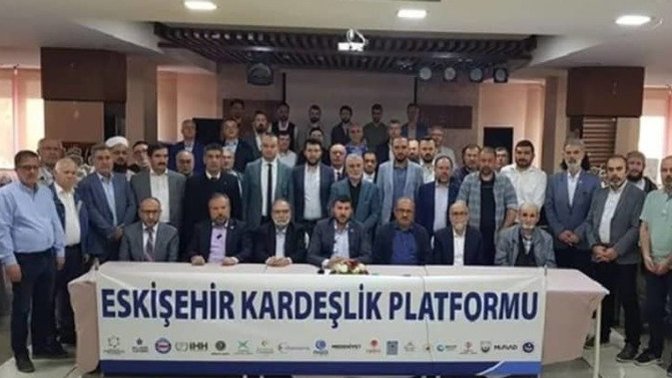 Muhafazakar kuruluşlardan Eskişehir'deki festival iptali için: "Kızlı erkekli kalınıyordu." Siz bu konuda ne düşünüyorsunuz?