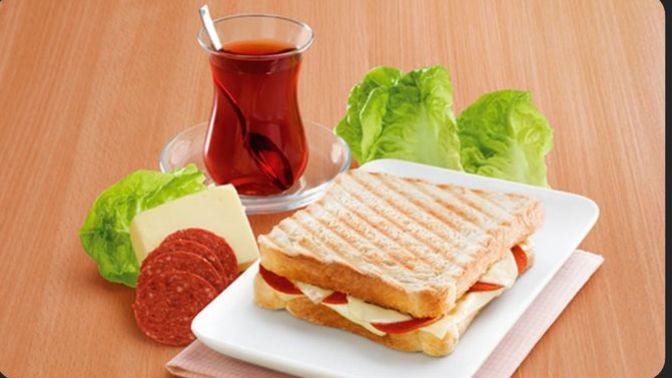 Çay yanına tost mu, poğaça mı daha iyi olur?