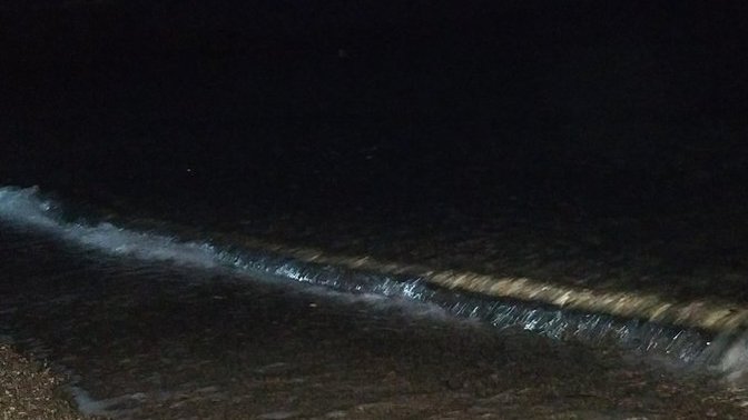Gece gece denize girmek mi, yoksa denizi seyredip dinlemek mi?