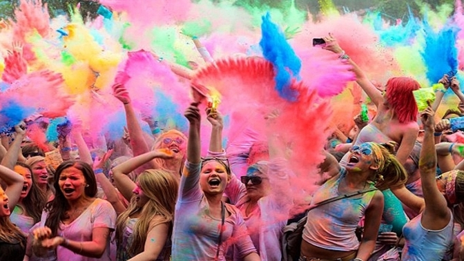 Boya festivaline (Holifest) gideceğim, sizce ne giymeliyim?