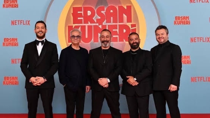 Galaya katılan Uraz Kaygılaroğlu’nun tırnaklarına oje sürmüş olması dikkat çekti. Erkeklerin de oje sürmesi normal mi?