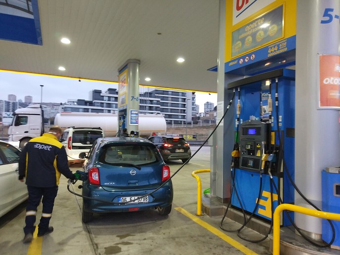 Pazartesinden itibaren benzine 1,68 LPGye 40 kuruş zam geliyor! Ne düşünüyorsunuz?