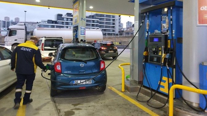 Pazartesinden itibaren benzine 1,68 LPG'ye 40 kuruş zam geliyor! Ne düşünüyorsunuz?