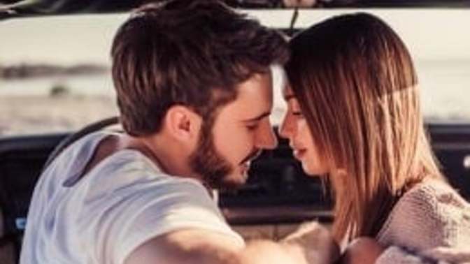 Seni herkesin içinde öpmemi ister misin?
