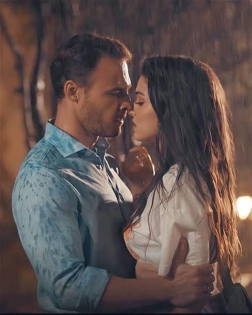 Dizi sahnelerindeki şu şekil konuşmalarda ağız kokusu proplemini nasıl çözüyorlar?