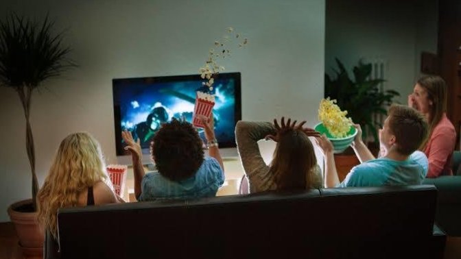 Tek başınıza mı Film izlemeyi seversiniz yoksa arkadaş vs başkasıyla mı?