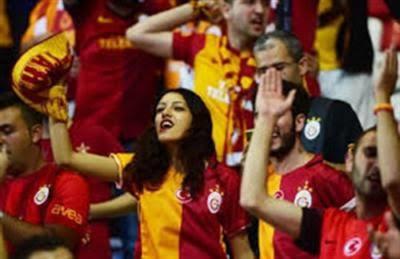 Sevgilisi ile futbol maçına giden kadın sevilesi mi, kaçılası mı?