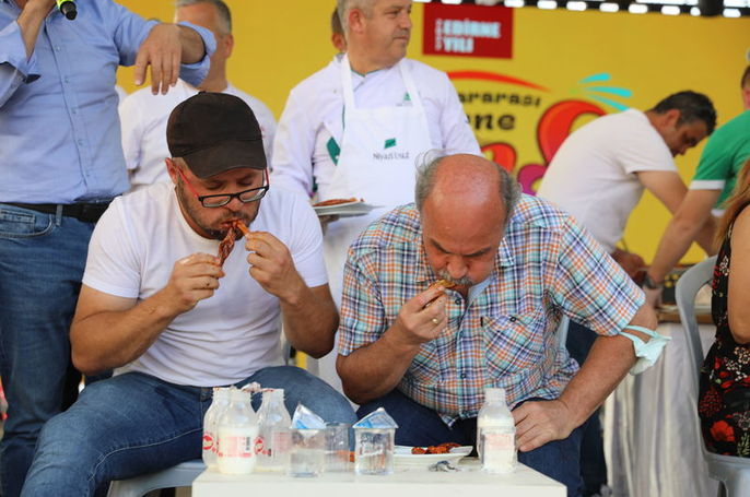 Acı biber yedi, zeytinyağı kazandı! Yüz tane acı biber yeme karşılığında ne ödül isterdiniz?