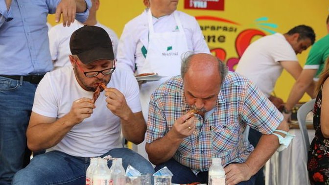 Acı biber yedi, zeytinyağı kazandı! Yüz tane acı biber yeme karşılığında ne ödül isterdiniz?