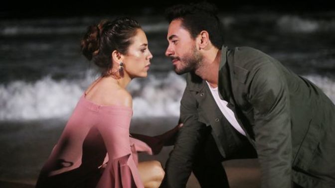 Tam karakterler öpüşecekken ortaya atlayıp "Durun!! siz kardeşsiniz" diye hangi film/dizi sahnesine girmek isterdiniz?
