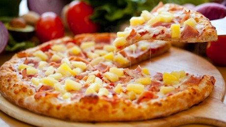 Sizce pizzanın üzerinde ananas olur mu?