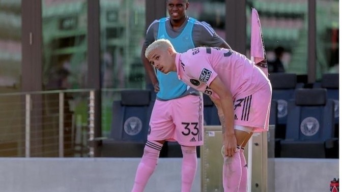 Pembe renkli futbol forması olmalı mı?