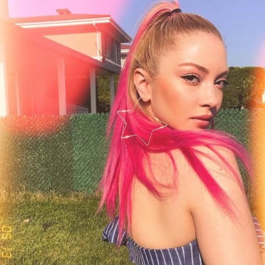 Pembe saçlarınız olsa sokağa çıkmaya utanır mısınız?