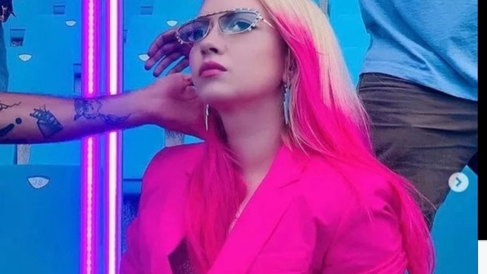 Pembe saçlarınız olsa sokağa çıkmaya utanır mısınız?